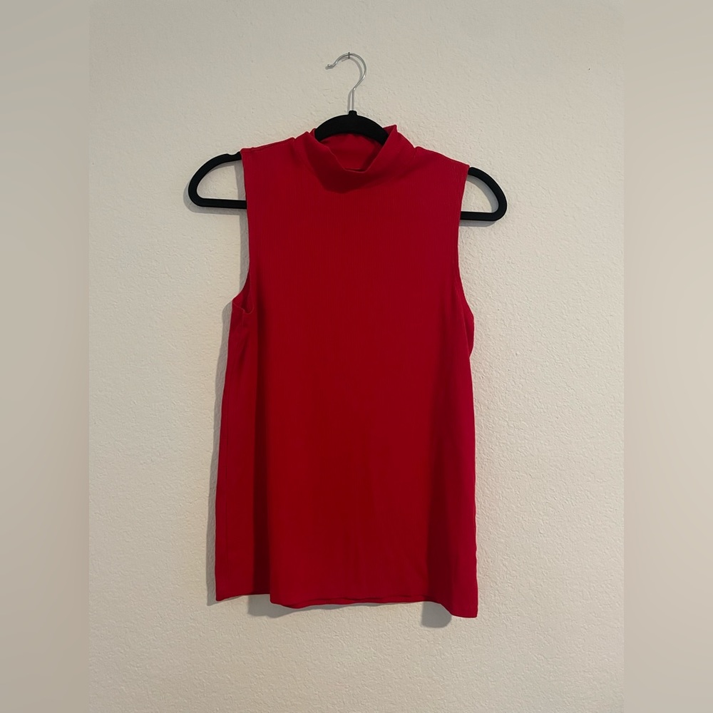 Sleeveless turtleneck